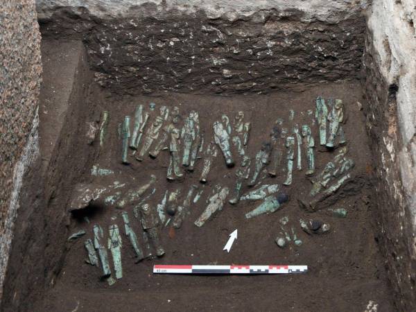 El descubrimiento de un conjunto de 225 estatuillas funerarias por parte de una misión arqueológica francesa en la tumba del rey Osorkon II, que es el mayor hallazgo en 80 años en la necrópolis real de Tanis.