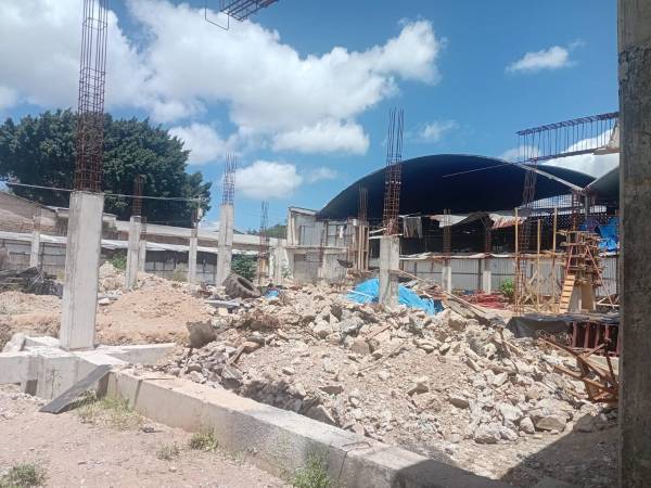 A más de una década del incendio que destruyó gran parte del mercado San Isidro, los locatarios aseguran que la reconstrucción avanza lentamente y piden acelerar las obras.