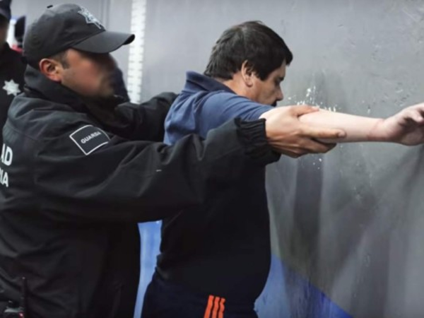 Momento en que 'El Chapo' Guzmán es revisado por las autoridades penitenciarias antes de ingresar al penal 'Altiplano'. Foto: Captura video LatinUs