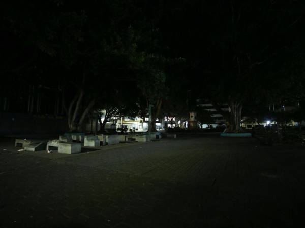Debido a la oscuridad que impera en el Parque Central de Tegucigalpa, los capitalinos no llegan porque temen ser asaltados y despojados de sus pertenencias.