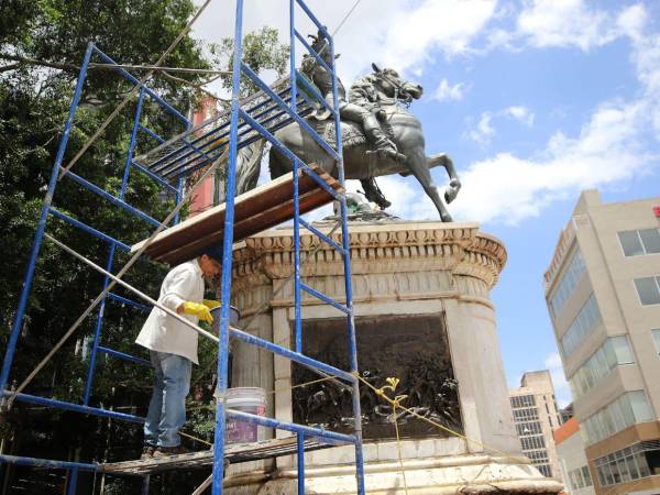 Bajo lineamientos del IHAH, la Alcaldía capitalina realiza trabajos de restauración en la estatua de Morazán para protegerla de la oxidación.