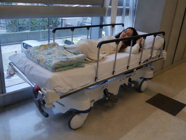 Noelia Castillo Ramos falleció el jueves 26 de marzo, a los 25 años, tras recibir eutanasia en un hospital de Barcelona. La joven, diagnosticada con encefalomielitis miálgica severa y marcada por experiencias de violencia y abuso sexual, obtuvo autorización legal tras un largo proceso iniciado en 2024.