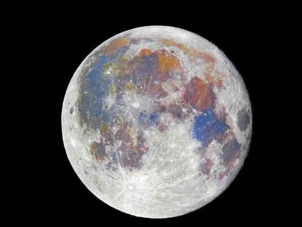 Los cuatro astronautas de Artemis II reportaron a la NASA haber visto destellos de impacto, polvo lunar y hasta distintos colores del satélite natural, colores no perceptibles a simple visto sino mediante un procesamiento especial que resalta la composición mineral de la Luna. ¿De qué se trata esa técnica?