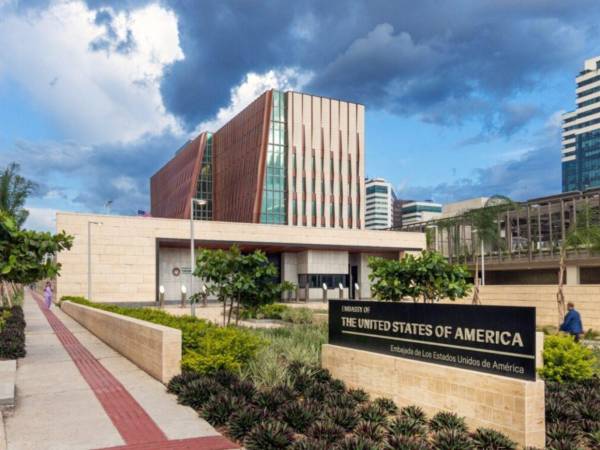 La embajada pidió a la población estar atenta ante cualquier cambio.