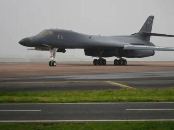 El viernes llegó a RAF Fairford el Rockwell B-1 Lancer, un avión estratégico supersónico estadounidense que puede transportar hasta 24 misiles de crucero, tras lo cual el sábado aterrizaron al menos otros tres bombarderos.