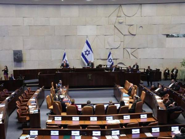 El debate se prolongó durante más de 10 horas y estuvo marcado por intervenciones emotivas y críticas.