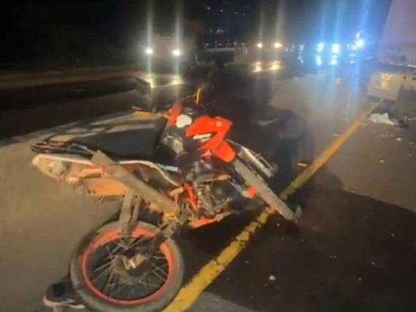 En contraste, el menor de edad habría salido ileso, aunque fue atendido por precaución tras el accidente.