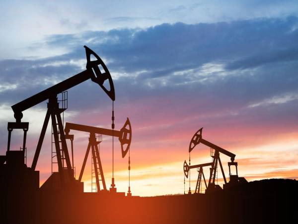 Los contratos de futuros del WTI para entrega en abril sumaban 10,98 dólares con respecto al cierre del viernes, informaron.