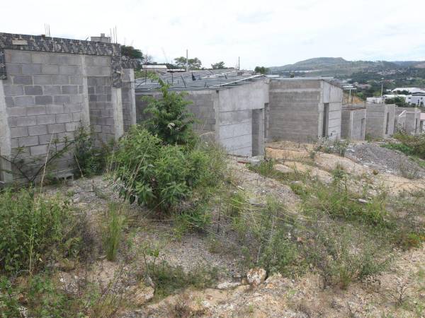 Solo dos viviendas modelo están completas y 16 estructuras a medias, mientras vecinos exigen al alcalde Jorge Aldana cumplir la promesa.