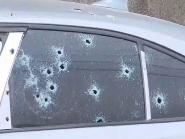 Tras el ataque, ambos ocupantes quedaron sin vida dentro del vehículo, mientras los responsables huyeron de la escena.