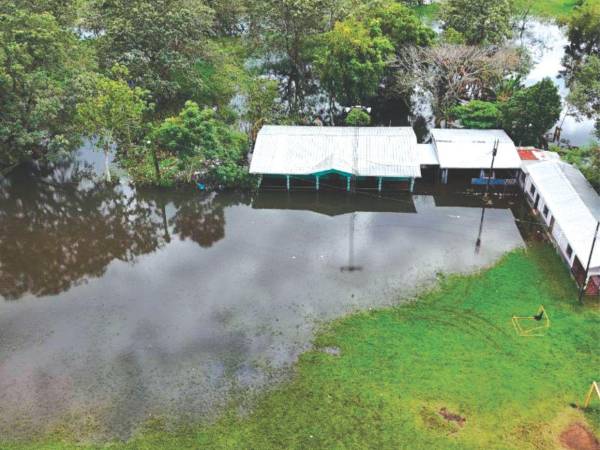 Algunos negocios han sido afectados por la crecida del Lago de Yojoa.
