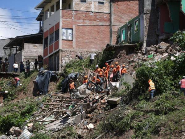 La Alcaldía Municipal del Distrito Central (AMDC) y las Fuerzas Armadas iniciaron este jueves las obras de mitigación en las colonias Guillén, El Reparto, afectadas por derrumbes y deslizamientos ocasionados por las fuertes lluvias de los últimos días. Aquí los detalles: