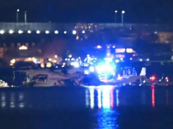 Los bomberos y servicios médicos de emergencia de Washington DC informaron que un avión se estrelló cerca del aeropuerto y aterrizó en el río Potoma.