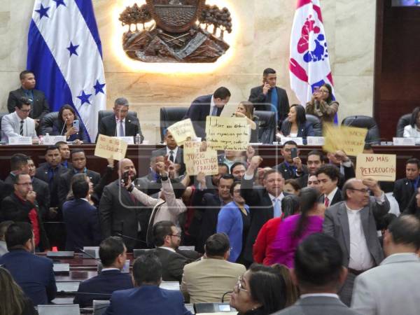 La lectura del informe final del juicio político contra varios funcionarios electorales se desarrolló este jueves en medio de protestas, silbidos y consignas dentro del Congreso Nacional por parte de la bancada Libertad y Refundación (Libre).