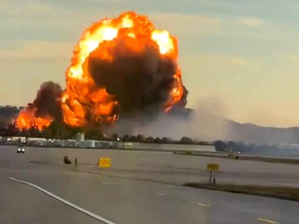Captura de video tomada de rastreo de redes que muestra el momento de la explosión de un avión de la empresa UPS este martes, en el aeropuerto internacional de Muhammad Ali de Louisville, en Kentucky (EE.UU).