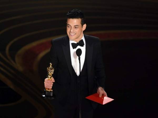 Rami Malek en el momento que recibía su premio a Mejor Actor en los Oscars 2019. Foto: AFP
