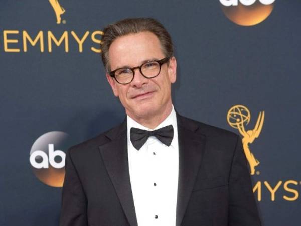 Peter Scolari llega a la 68a entrega de los Emmy en Los Angeles el 18 de septiembre de 2016. Peter Scolari, versátil actor de carácter que actuó en las series de televisión “Newhart”, “Girls' y la comedia “Bosom Buddies” con Tom Hanks ha muerto. Su mánager dijo que Scolari falleció el viernes 22 de octubre por la mañana en Nueva York después de luchar contra el cáncer dos años. Foto: AP