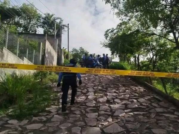 La madrugada del sábado 13 de junio fue hallada muerta una adolescente, específicamente en el sector B de la colonia Los Pinos, en Tegucigalpa; tenía las manos atadas y presentaba evidentes signos de haber sido torturada antes de ser ultimada a balazos. ¿Qué se sabe del caso? A continuación los detalles.