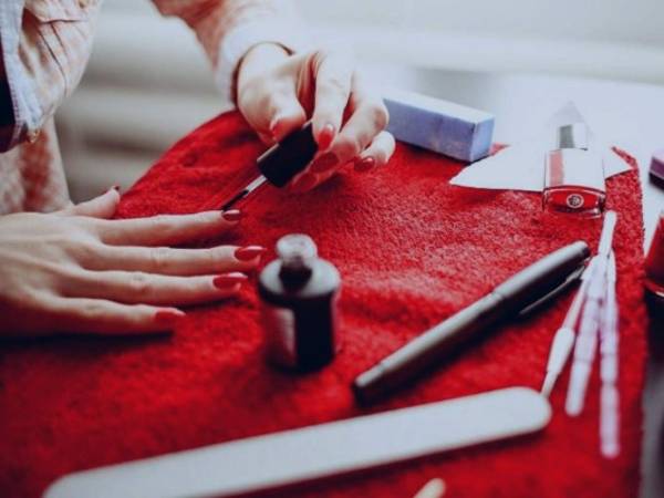 Antes de abrir el esmalte agítalo bien para un mejor uso. Foto: Cortesía Pixabay.
