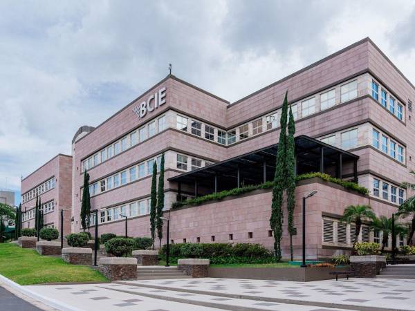 La agencia calificadora Moody’s Ratings elevó la nota crediticia a largo plazo del Banco Centroamericano de Integración Económica de “Aa3” a “Aa2”, otorgándole además una sólida perspectiva positiva.