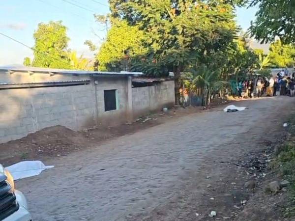 Autoridades llegaron hasta el lugar para asegurar la zona e iniciar con los primeros indicios del doble crimen.