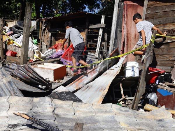 Cinco hermanos y una bebé de seis meses perdieron la vida en una fatídico incendio registrado la madrugada de este miércoles 29 de julio en la zona conocida como los bordos en Esquipulas, sobre el corredor vial del segundo anillo periférico en la ciudad de San Pedro Sula. Una de las víctimas había sobrevivido a dos cirugías y recibía diálisis, según el testimonio de Dylan, un hermanito que se salvó de morir quemado.