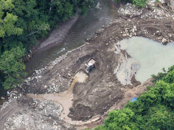 Las maquinas separadoras del oro estaban instaladas en el cauce del río Chiquila. en Nueva Frontera.