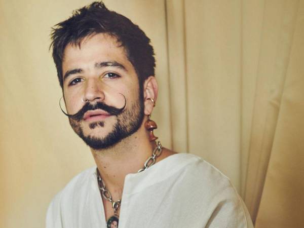 Camilo ha destacado en la industria musical por su estilo romántico y su compromiso con su fe rendida la cristianismo.