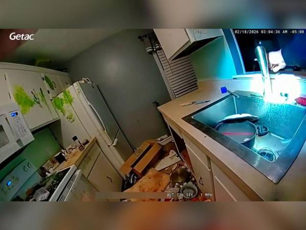 El caso ocurrió en la ciudad de Flint, en el estado de Michigan, luego de que un vecino alertara a la policía para realizar un chequeo de bienestar al sospechar que algo irregular ocurría dentro del inmueble. La llamada terminó destapando una situación de abandono infantil considerada grave por las autoridades.