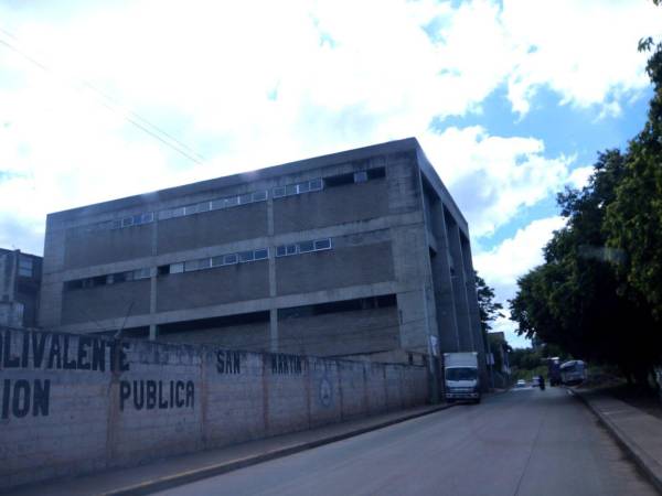 El exgimnasio asignado al Instituto Técnico San Martín muestra un deterioro acelerado, mientras docentes urgen una restauración integral para evitar riesgos.
