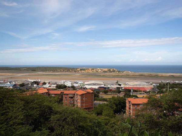 Solo despegan y aterrizan vuelos de compañías nacionales.