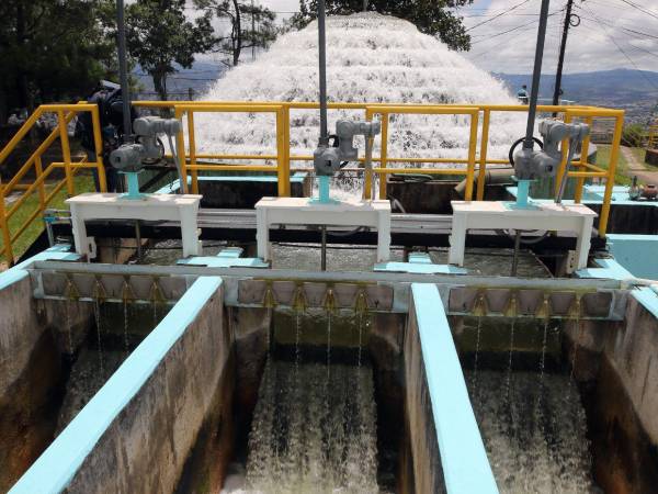 Esta planta de tratamiento distribuye agua potable a colonias como la Sagastume, Brisas del Picacho, La Cabaña, Reparto Arriba, La Guillen, la parte alta de la salida a Olancho, El Rincón y Los Próceres.