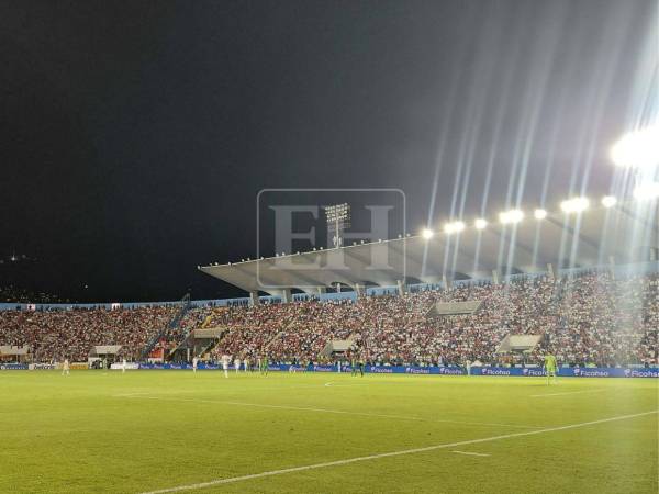 El momento en que parte de la iluminación del Estadio Nacional permaneció apagada.