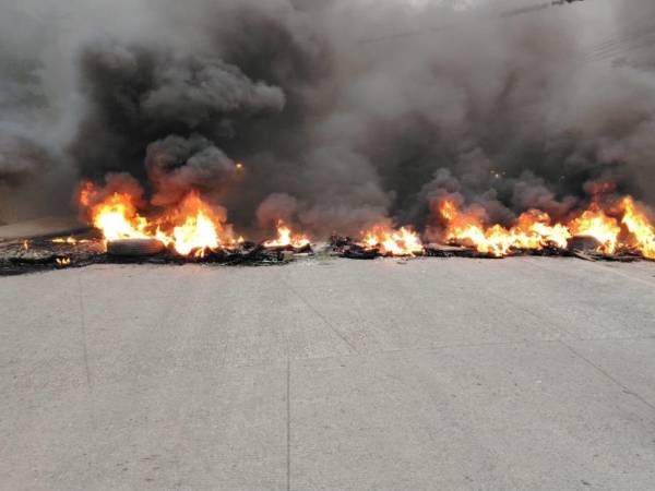 La carretera que conduce hacia Olancho se convirtió en el escenario de pugna política este jueves 15 de enero, debido a que colectivos del partido Libertad y Refundación (Libre) instalaron un bloqueo total del paso vehicular con quema de llantas. A continuación algunas de las imágenes capturadas en el momento.