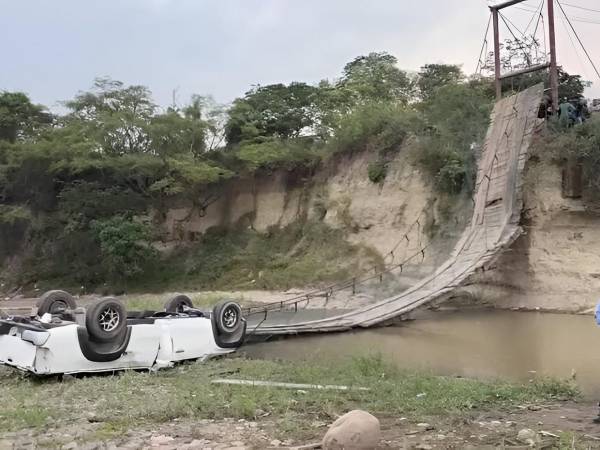 Consternación y lágrimas se viven en el municipio de San Francisco del Valle, Ocotepeque, tras la muerte de tres integrantes de una misma familia que cayó en su vehículo luego del colapso de un puente colgante. Esto se sabe sobre la tragedia.