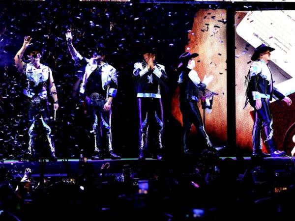 El esperado regreso de Bronco a Tegucigalpa se hizo palpable desde los primeros minutos del concierto, con el Coliseo Nacional de Ingenieros completamente lleno y la audiencia recibiendo a la banda con un entusiasmo desbordante.