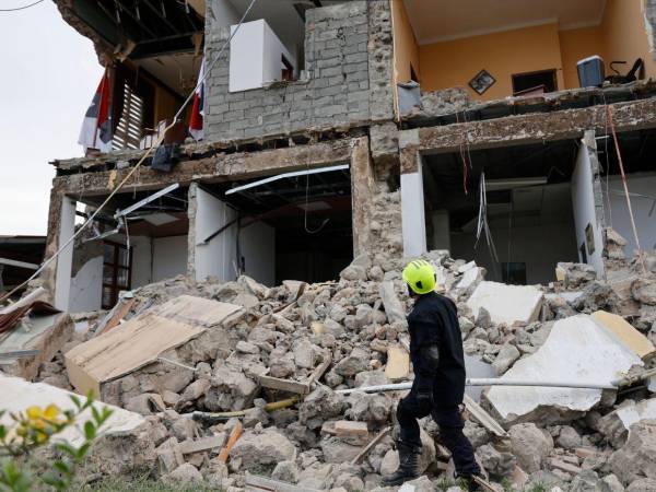 El Gobierno de Panamá declaró este sábado 10 de octubre el estado de emergencia nacional para canalizar hasta 100 millones de dólares para atender los daños a diversas infraestructuras causados por el terremoto de 7,7 que sacudió el país, dejando al menos 27 heridos y sin registro de muertes.