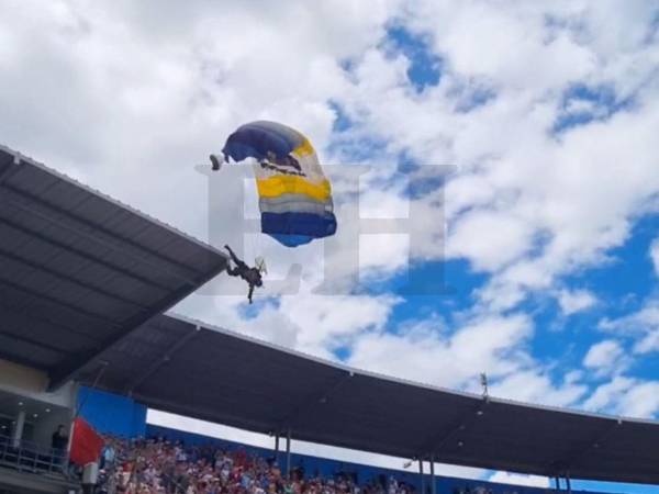 El paracaidista pegó en el techo del Estadio Nacional.