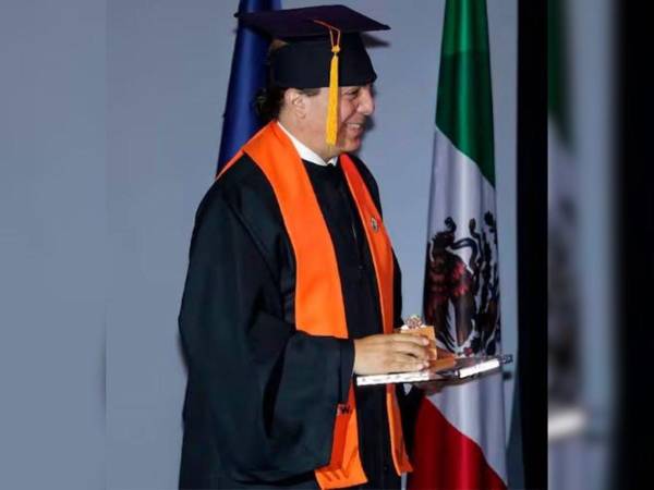 A sus 51 años de edad, el cantante Cristian Castro demostró que nunca es tarde para cumplir una meta: este miércoles 12 de agosto recibió su diploma de bachillerato, conocido como preparatoria en México.