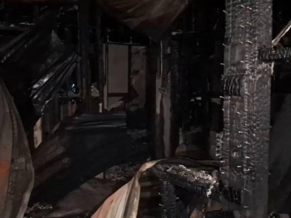 Miembros del Cuerpo de Bomberos lograron controlar las llamas y realizaron labores de enfriamiento para reducir el riesgo de que el fuego se reactivara.