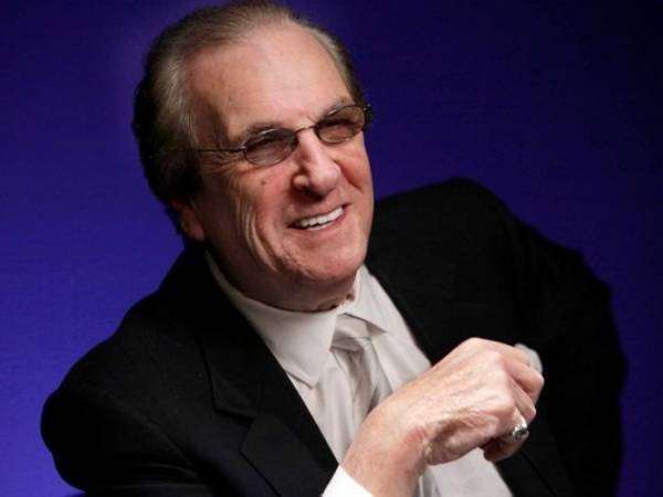 En esta foto del 7 de octubre del 2011, el actor Danny Aiello posa sonriente en Nueva York.