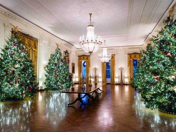 Entre los elementos escogidos personalmente por Melania Trump se incluyen también más de 2.800 estrellas doradas en honor a los soldados y sus familiares.