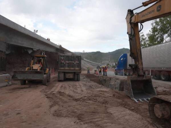 El paso elevado más grande que tendrá la capital hondureña, denominado puente Papa Francisco, avanza en un 63%, según informaron las autoridades de la Alcaldía Municipal del Distrito Central (AMDC).