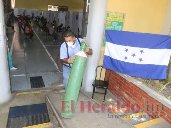 Personal de la proveedora de los tanques de oxígeno abasteció de estos insumos al triaje de la Unicah horas antes de que el personal se declarara en brazos caídos, por tanto colocaron la Bandera Nacional al revés. Foto: Efraín Salgado/El Heraldo