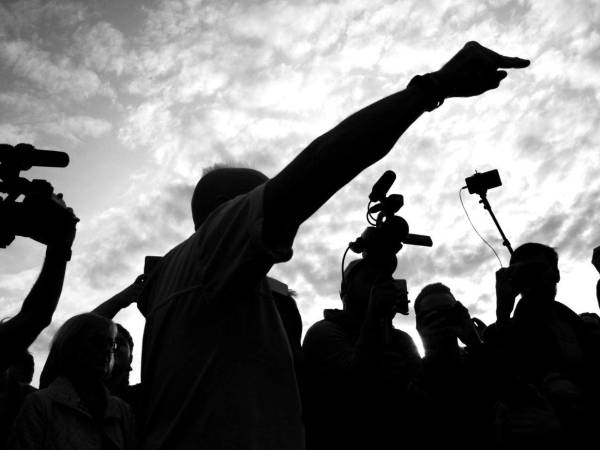 También alertó sobre procesos penales contra medios como EL HERALDO, La Prensa, Radio América y Criterio HN, por supuestos delitos de injuria y calumnia.