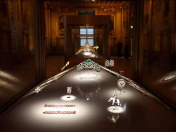 En tan solo siete minutos, cuatro ladrones se robó un conjunto de joyas de un valor patrimonial e histórico incalculable en el Museo del Louvre, en su huída perdieron una pieza importante que resultó dañada.