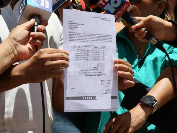 La Dirección General de Protección al Consumidor presentó este viernes ante el Ministerio Público varias pruebas relacionadas con las denuncias publicadas por EL HERALDO Plus contra una clínica que opera en Tegucigalpa, obligando a pacientes a firmar contratos por onerosos tratamientos.