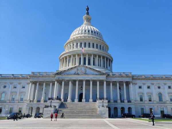 Los dirigentes visitan a los congresistas en sus oficinas para entregar peticiones y dar a conocer su realidad legal.