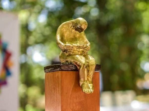 Los ganadores reciben como premio la publicación de su obra y una escultura de Gustavo Armijo.