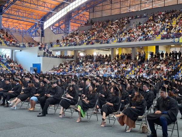 Este viernes un total de 644 graduados recibieron su título universitario; las graduaciones seguirán este sábado en dos jornadas.
